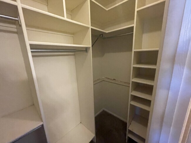 Building Photo - Spacious 6-Bed Oasis with Finished Basement & Cozy Fireplace.