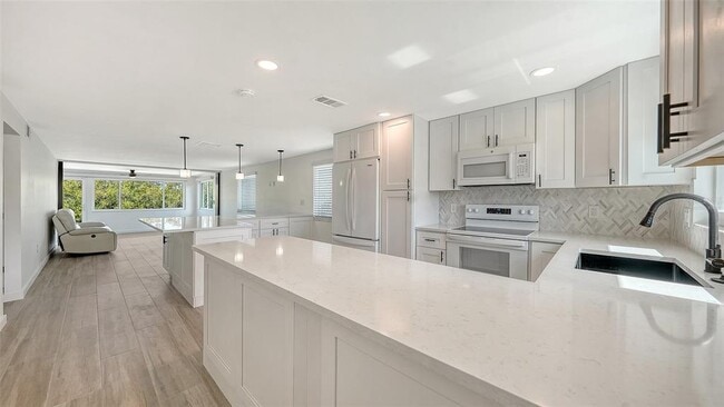 Building Photo - 909 Spanish Dr N