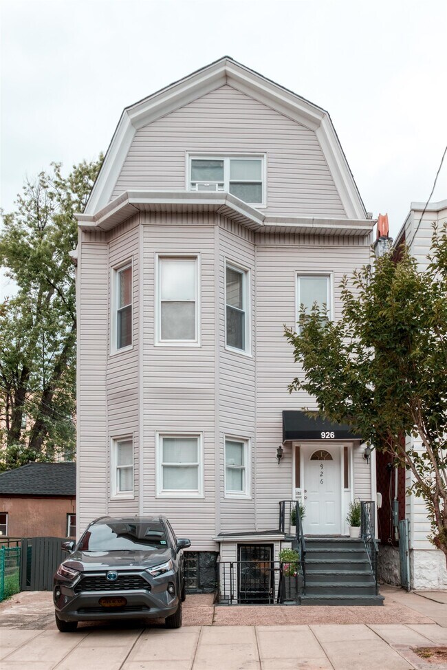 Building Photo - 926 17th St