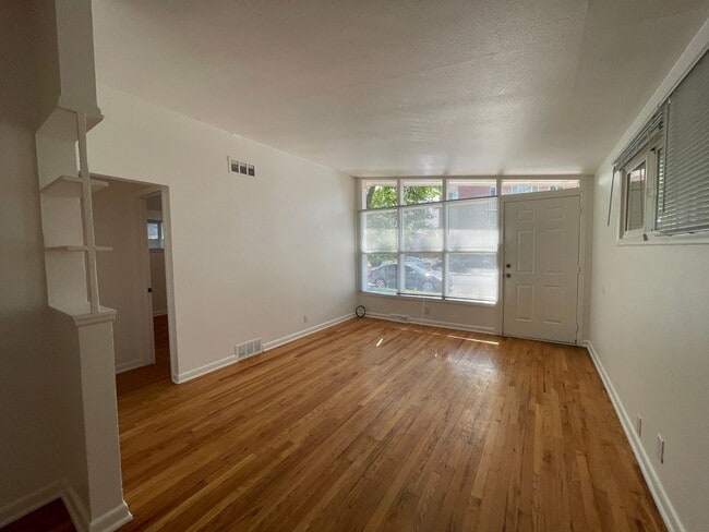 Building Photo - Charming 2 Bed, 1 Bath Duplex in Aurora
