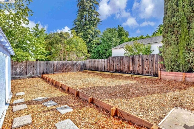 Building Photo - 2260 Romey Ln