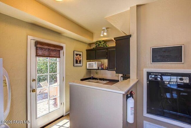 Building Photo - 325 E Union St