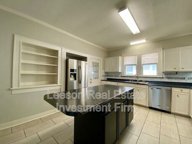 Building Photo - 819 Linden St