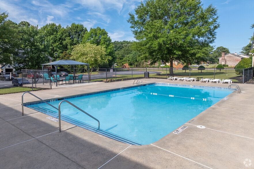 Pool - Salem Chase Apartments