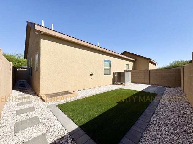Building Photo - 4247 E White Water Dr