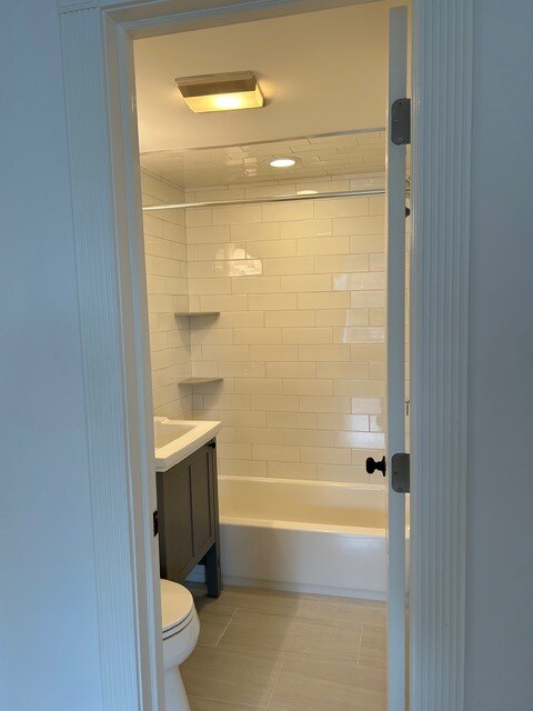 Bath 2 with Bathtub - 42 Pilgrim Pathway