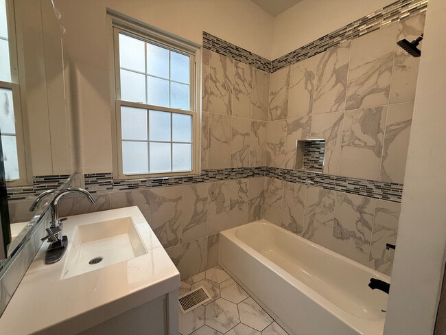 Building Photo - 5942 S Justine St