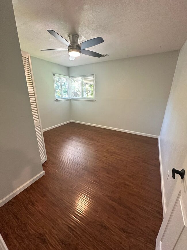 Building Photo - Gorgeous 4 Bed 2.5 Bath, single family hom...