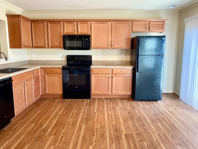 Building Photo - Town Home for Rent Minutes From Piney Gree...