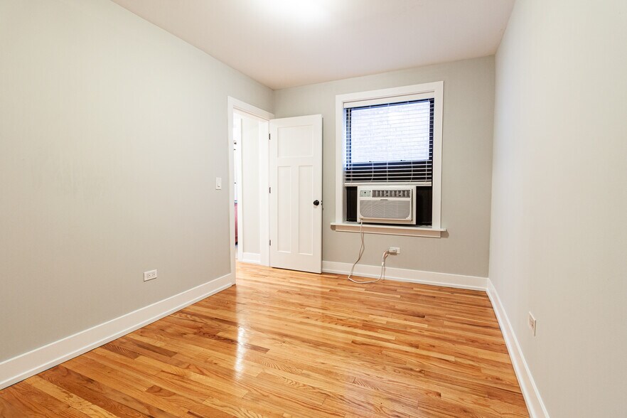 Building Photo - 435 W Roscoe St