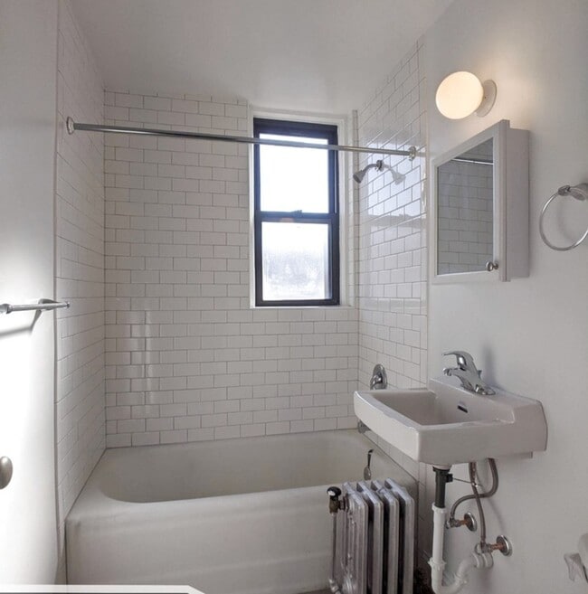 Building Photo - 3335 W Diversey Ave