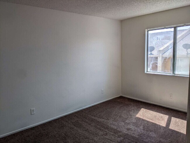 Building Photo - 2br condo in gated pool community