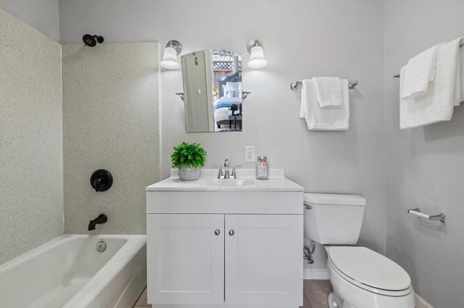 Building Photo - 102 Olive St