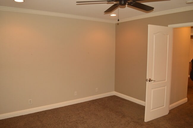 Building Photo - 418 Sunshine Way