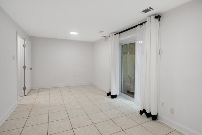 Building Photo - Renovated 4BR/3.5BA Townhome in Stafford –...