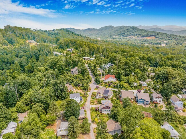 Building Photo - Asheville Rental!