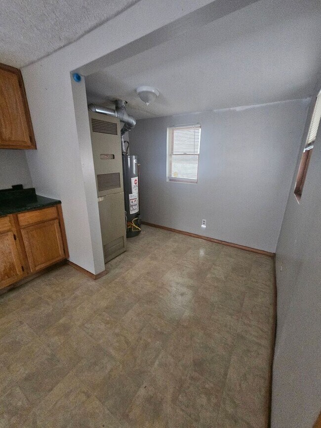 Building Photo - 3 bedroom | 1 Bathroom Home | Pets Welcome!