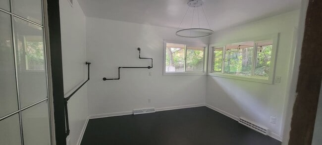 Building Photo - 4 bedrooms 3 baths beautiful house