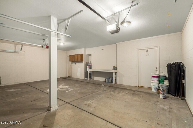 Building Photo - 6121 E Saddleback St