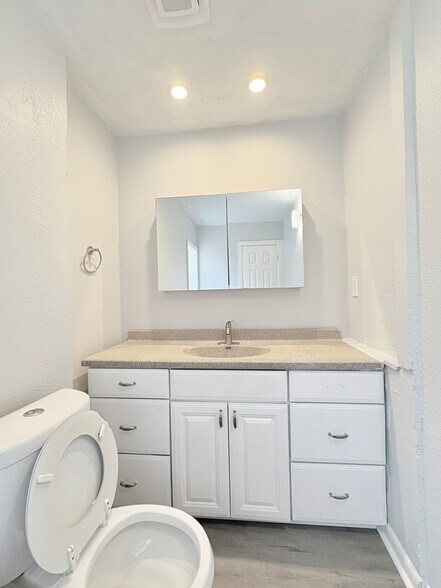 Building Photo - 932 Waverly Ave