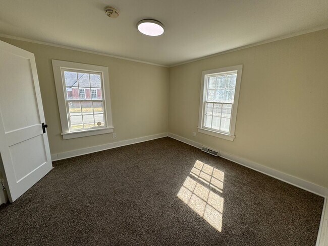 Building Photo - 2 Bedrooms, 1 Bathroom with a Bonus Room -...