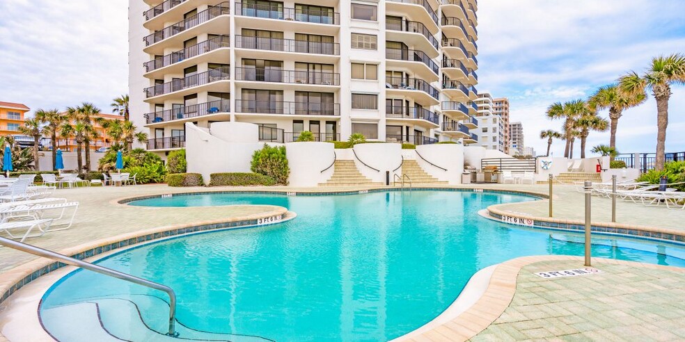 Building Photo - 5640 Collins Ave