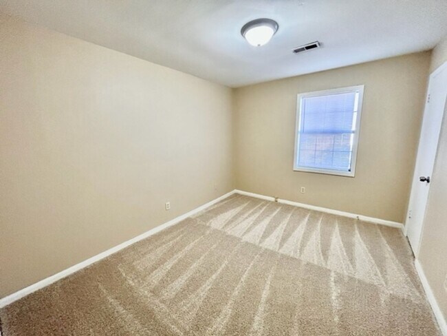 Building Photo - THREE BEDROOM/TWO BATH SOUTH HUNTSVILLE!