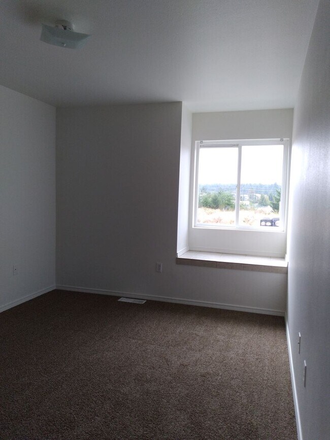 Building Photo - Charming 3-Bed Duplex with 2.5 Baths & 1600 Sq Ft - Prime Tacoma Location!