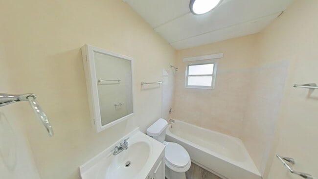 Building Photo - Beautiful 2/1 Duplex - Convenient Location