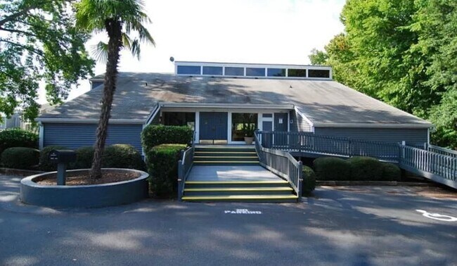 Building Photo - 3 Bedroom 3 Bathroom Condo in Yacht Cove