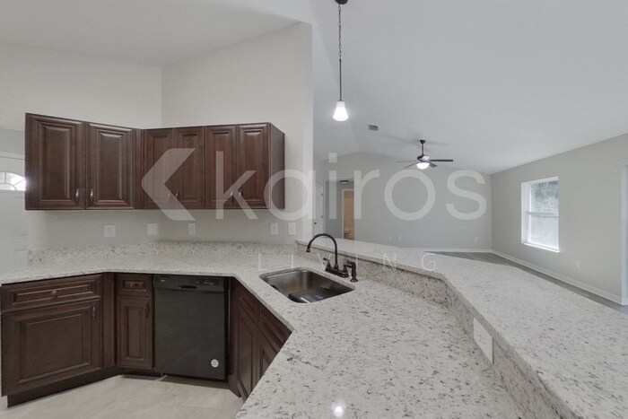 Building Photo - 820 Marion Oaks Manor