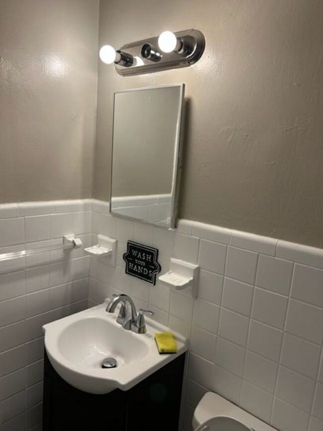 Building Photo - Renovated 3 Bedroom Near Casino & Naval Ho...