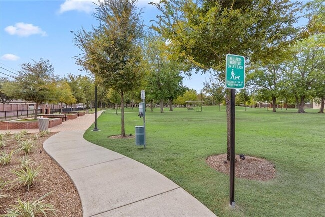 Building Photo - 8430 N Hilshire Park Dr