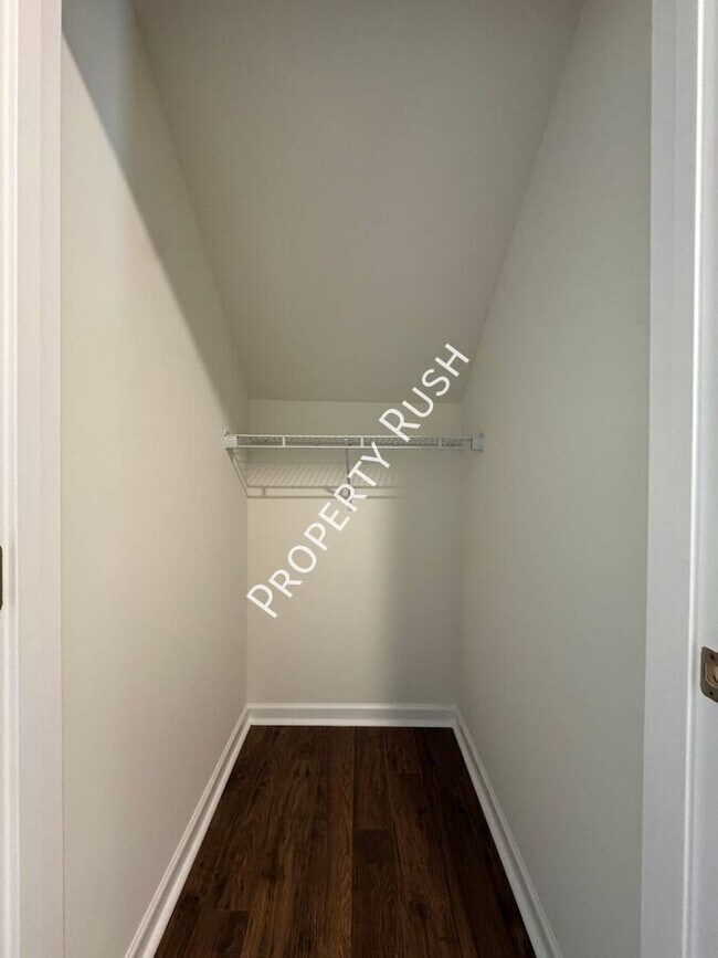 Building Photo - 327 Draft St