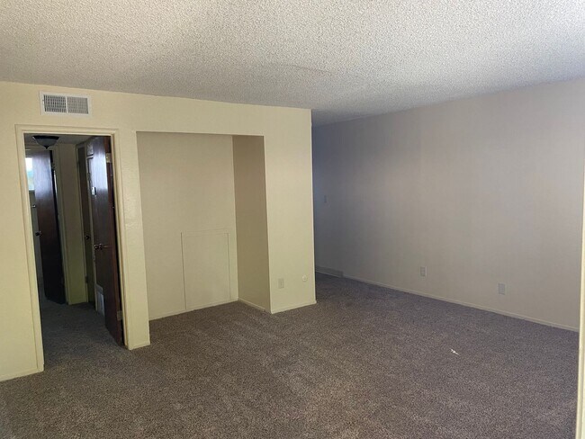 Building Photo - Cozy studio for rent in Visalia