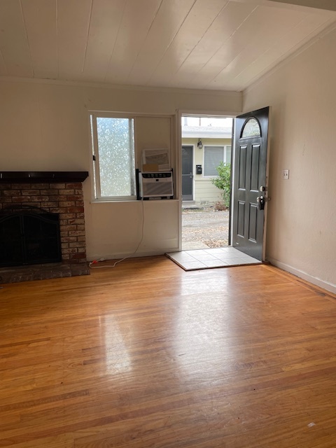 Front entrance to living room - 3123 Alma St