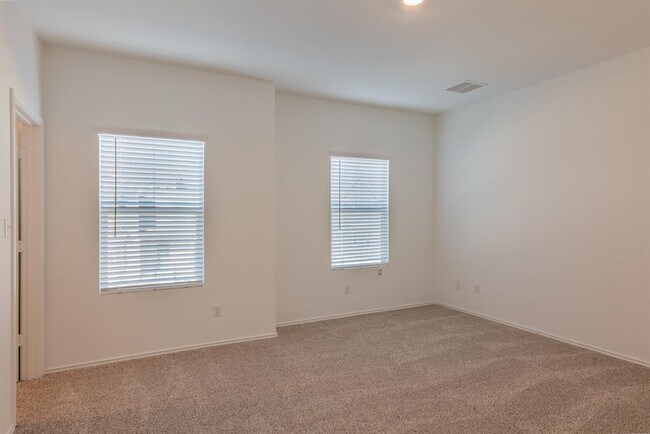 Building Photo - 1336 Linwood St