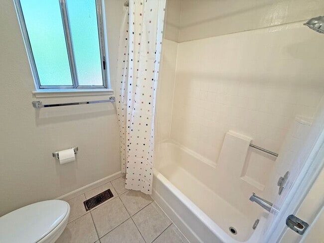 Building Photo - Single Story Evergreen Home at the Middle of a Cul-De-Sac!