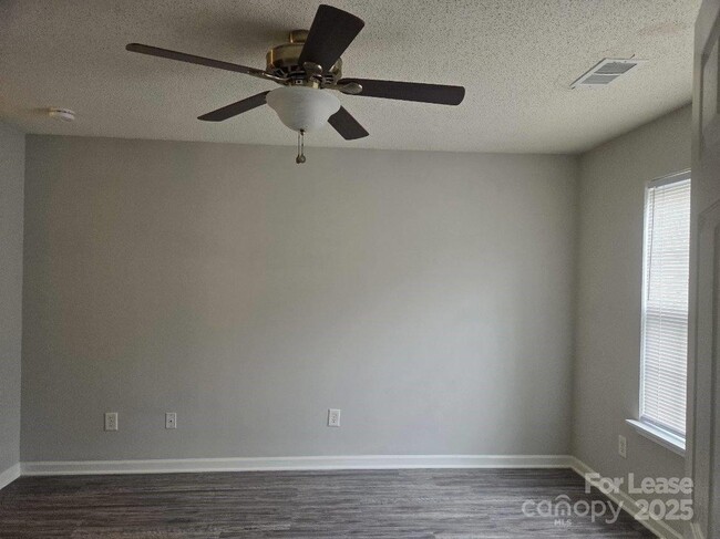 Building Photo - 105 Lynch Cir
