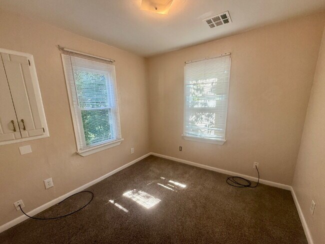 Building Photo - 2 Bed, 1 Bath Home in OKC – $950/month