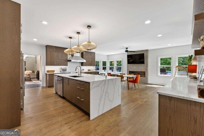 Building Photo - 9950 Farmbrook Ln