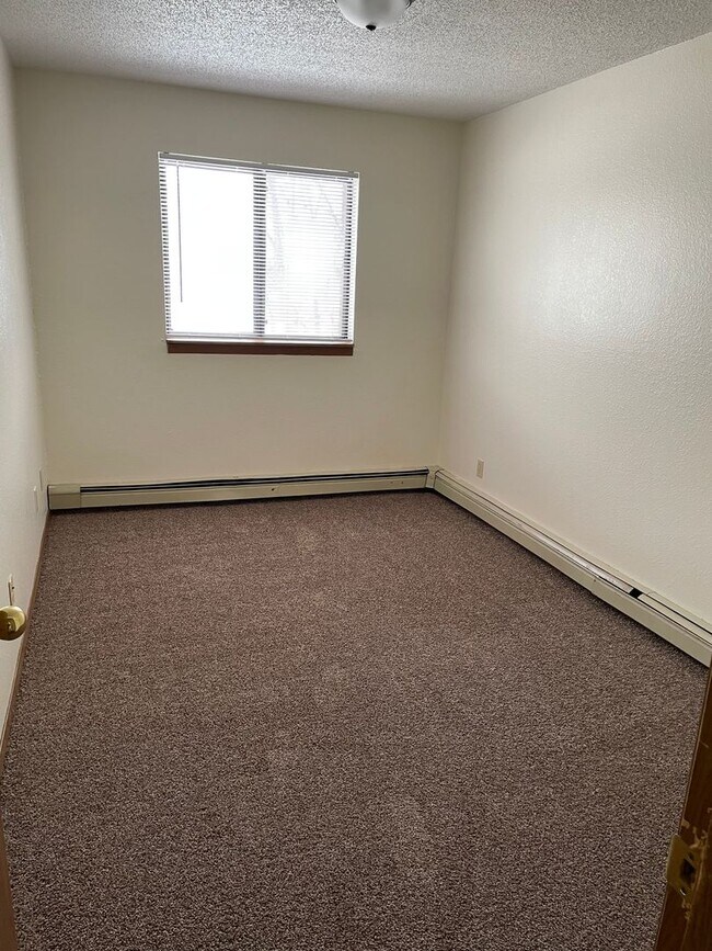 Building Photo - Four Bedroom Apartment