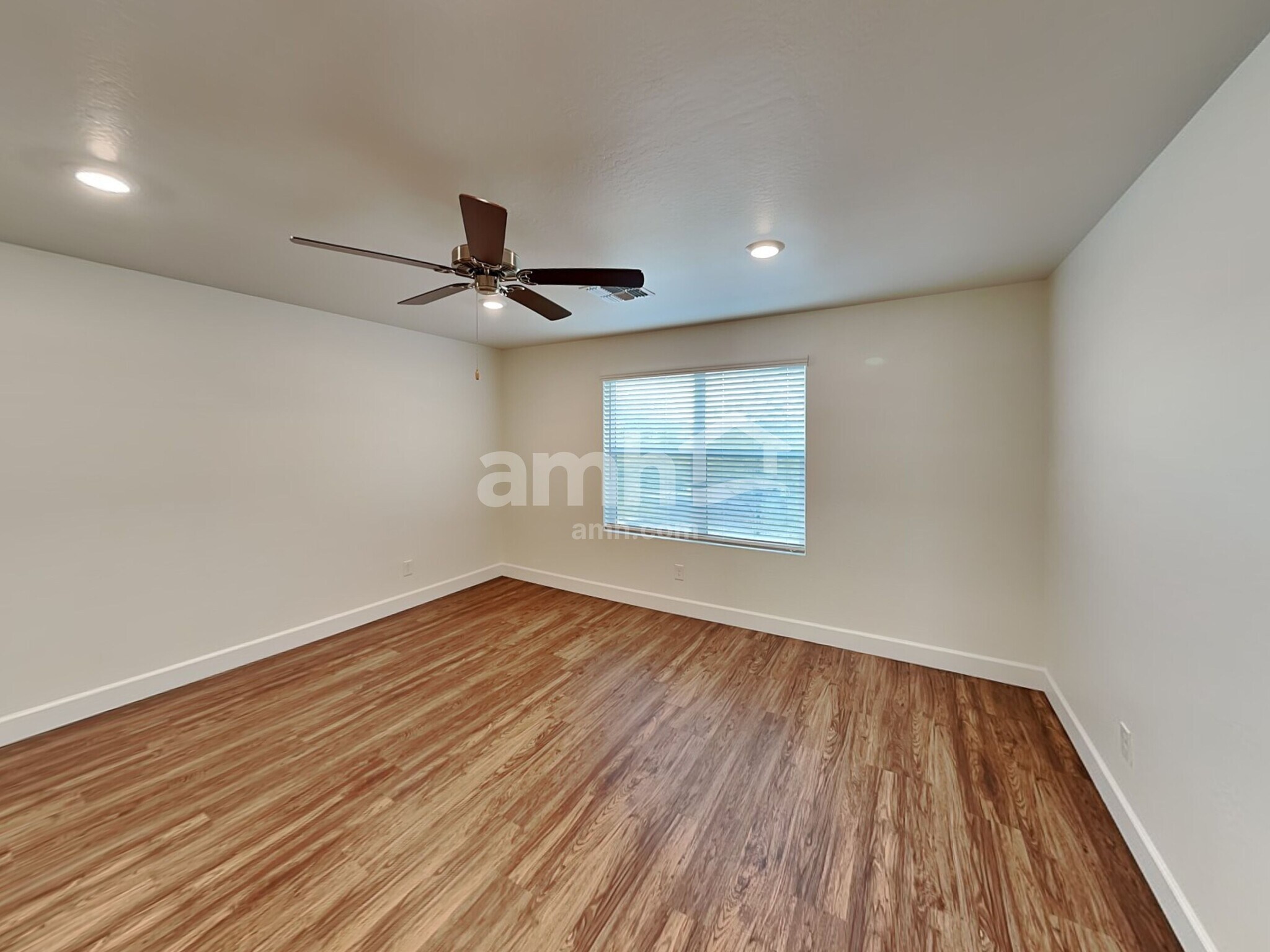 Building Photo - 638 W Hackamore Ave