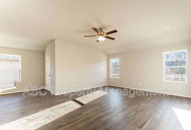 Building Photo - 4405 SW Sackett Ave