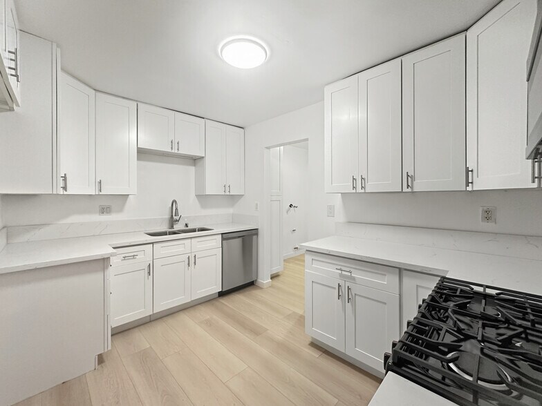 Building Photo - 727 E Tujunga Ave