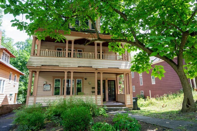 Building Photo - Bright 4 Bedroom Flat With Off Street Park...