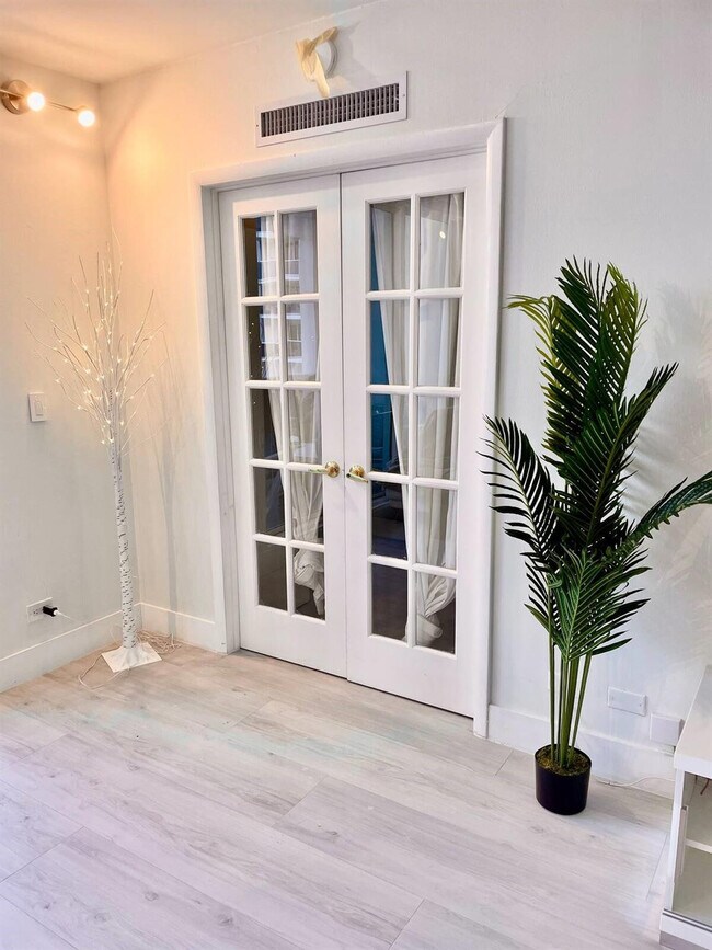 Building Photo - 2301 Collins Ave