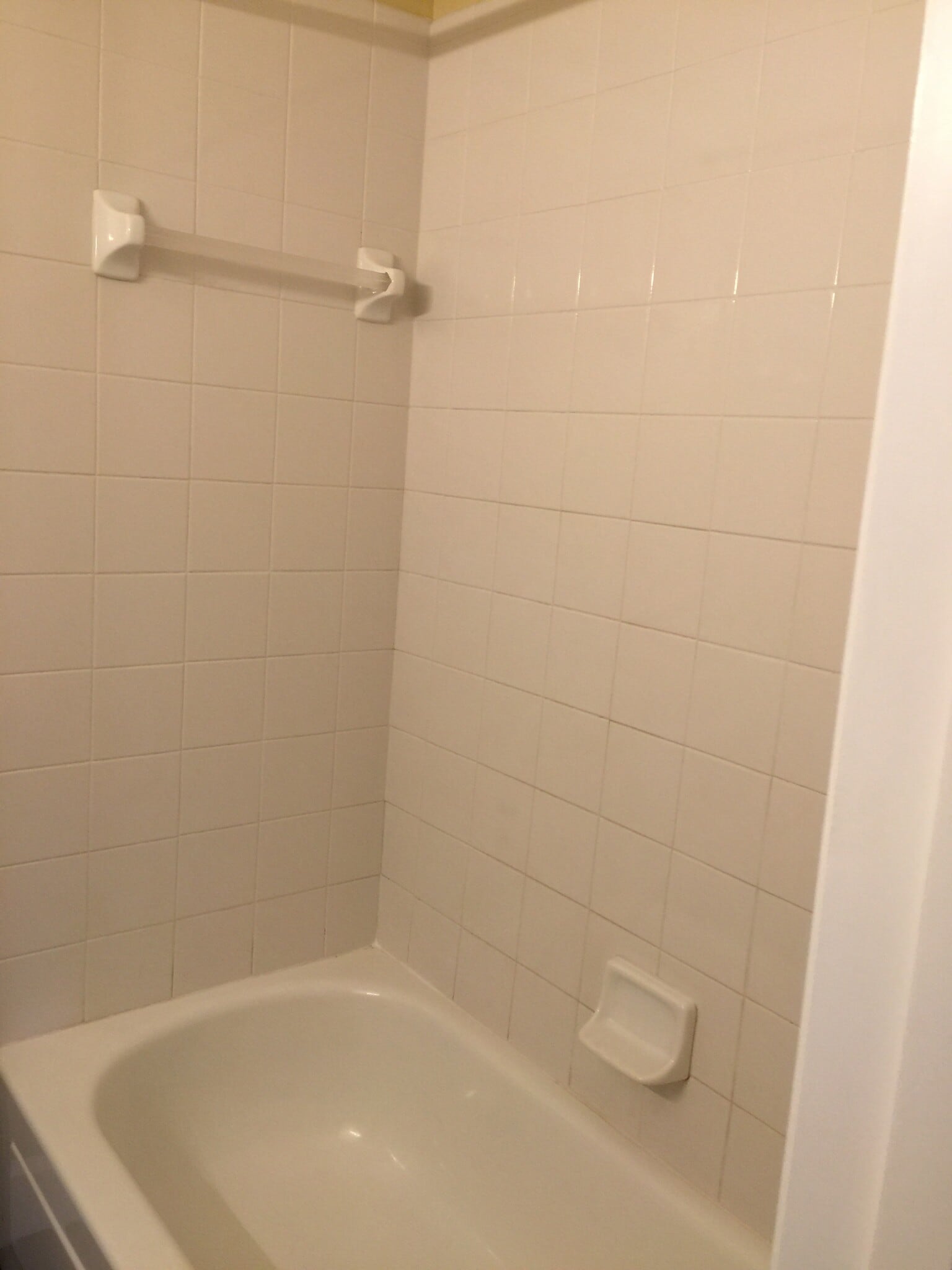 Tub/shower combo - 2241 W Pensacola St