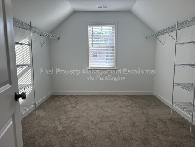 Building Photo - 432 Fallingbrook Dr