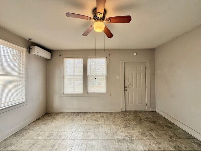 Building Photo - Charming 2-Bedroom 1-Bathroom Unit!